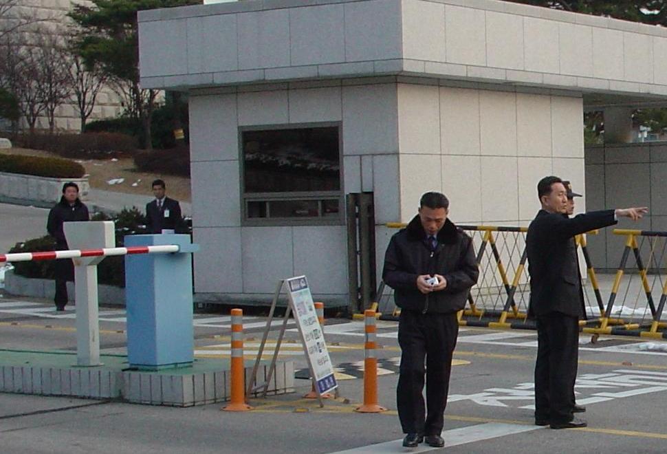 대법원 시위 고발 전문 사진사를 보내놓고 뒤에 숨어서 엉거주춤 서 있는 경비대장