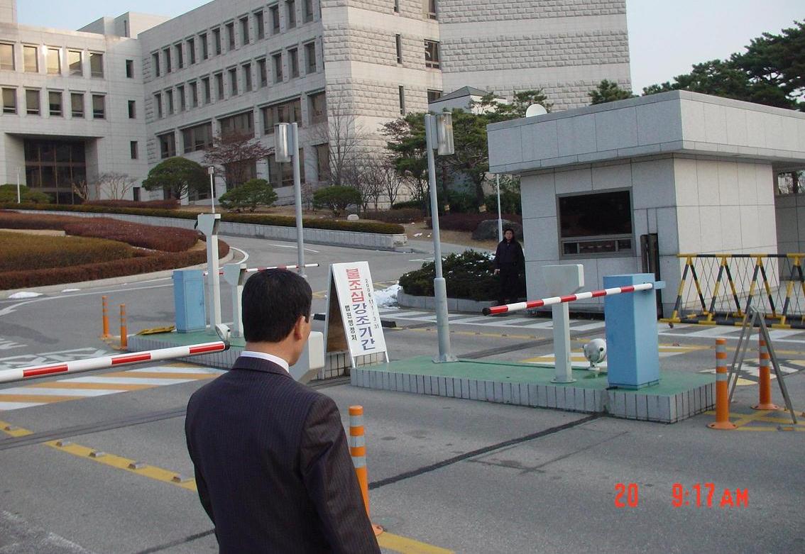 사진 좀 찍자니까 슬금슬금 피해가는 경비대장