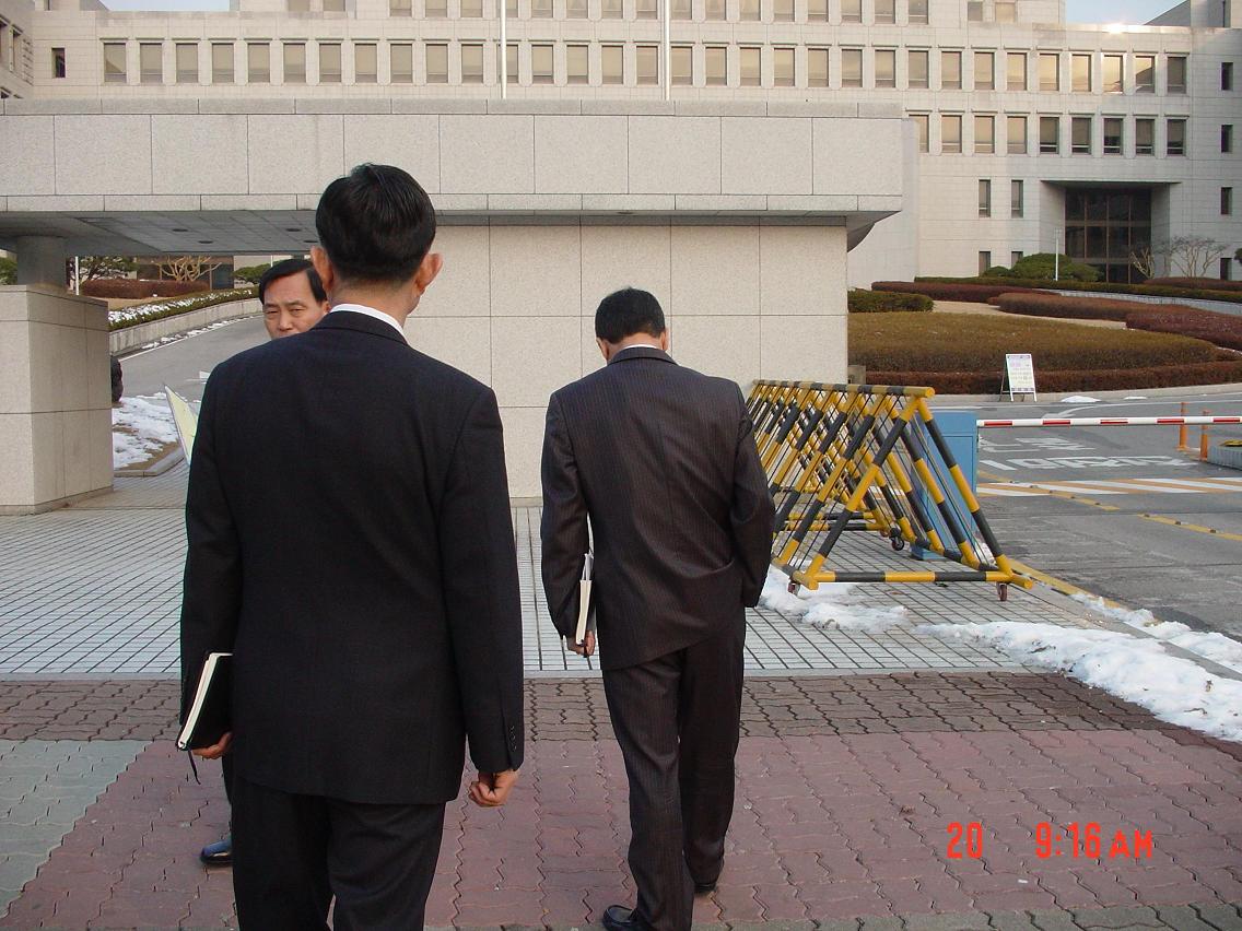 '사진 찍으려니 뒤 돌아선 사람들